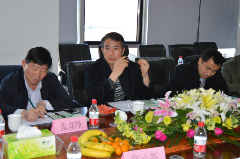 北京市工商聯(lián)佘運副主席(中)、張峰處長(左)，北京市統(tǒng)戰(zhàn)部曹杰處長(右)