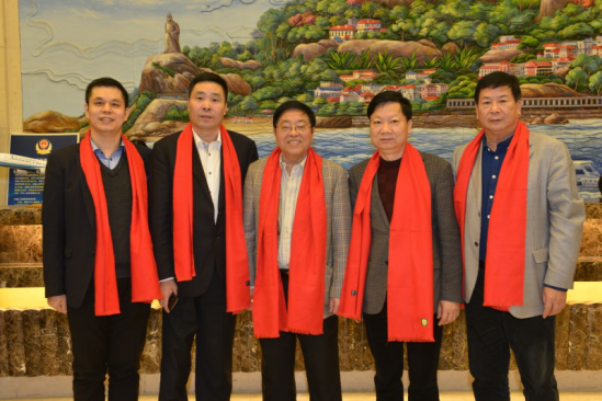 仟億達(dá)集團(tuán)董事長鄭兩斌（左一）、陜西廈門商會會長陳信雄（左二）、與廈門市人原副主任汪興裕（正中）、廈門駐京辦主任王飛（右二）廈門企業(yè)商會會長蔣清林（右一）